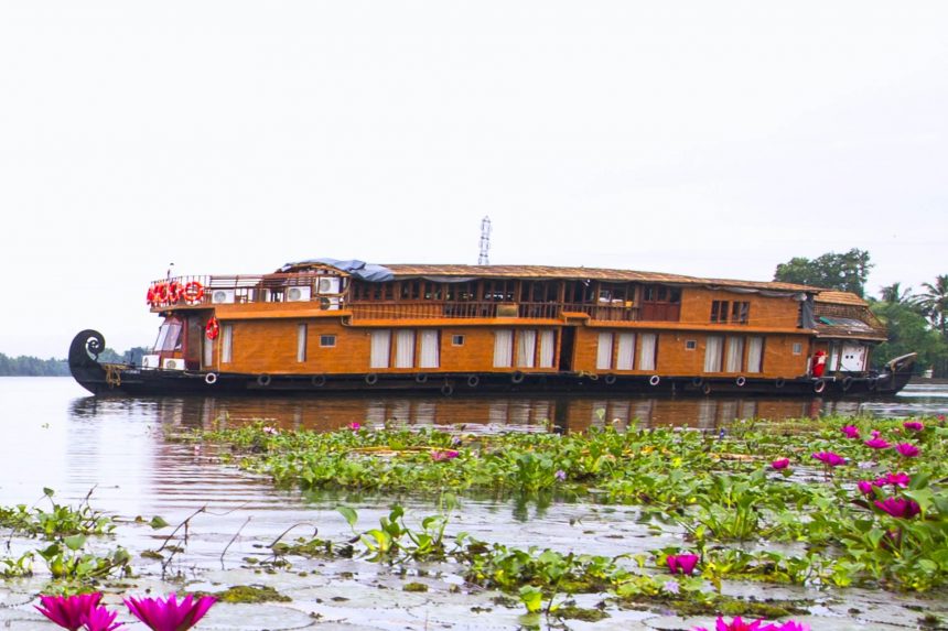 Kerala Backwaters Cruise on the Vaikundam: Life in the Slow Lane