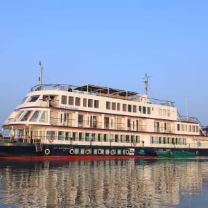 A cruise on the river reveals its beauty and that of the State that hosts it