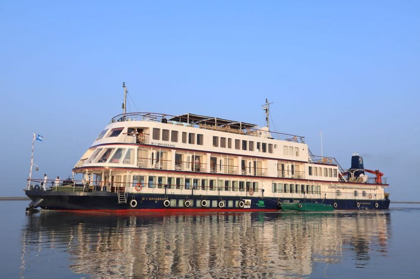 A cruise on the river reveals its beauty and that of the State that hosts it